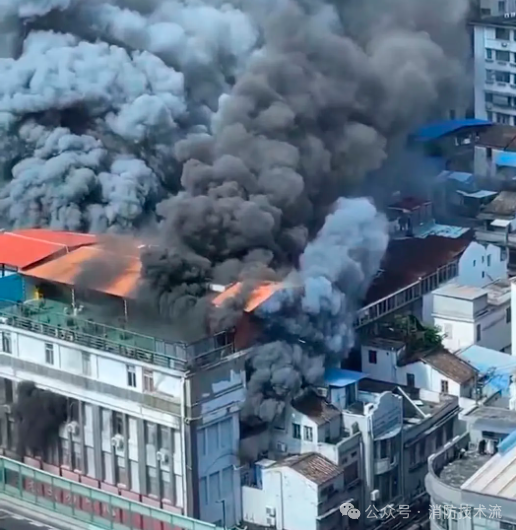 廣州荔灣區(qū)開展批發(fā)市場消防整治工作之際，龍城服裝城起火致一人亡！